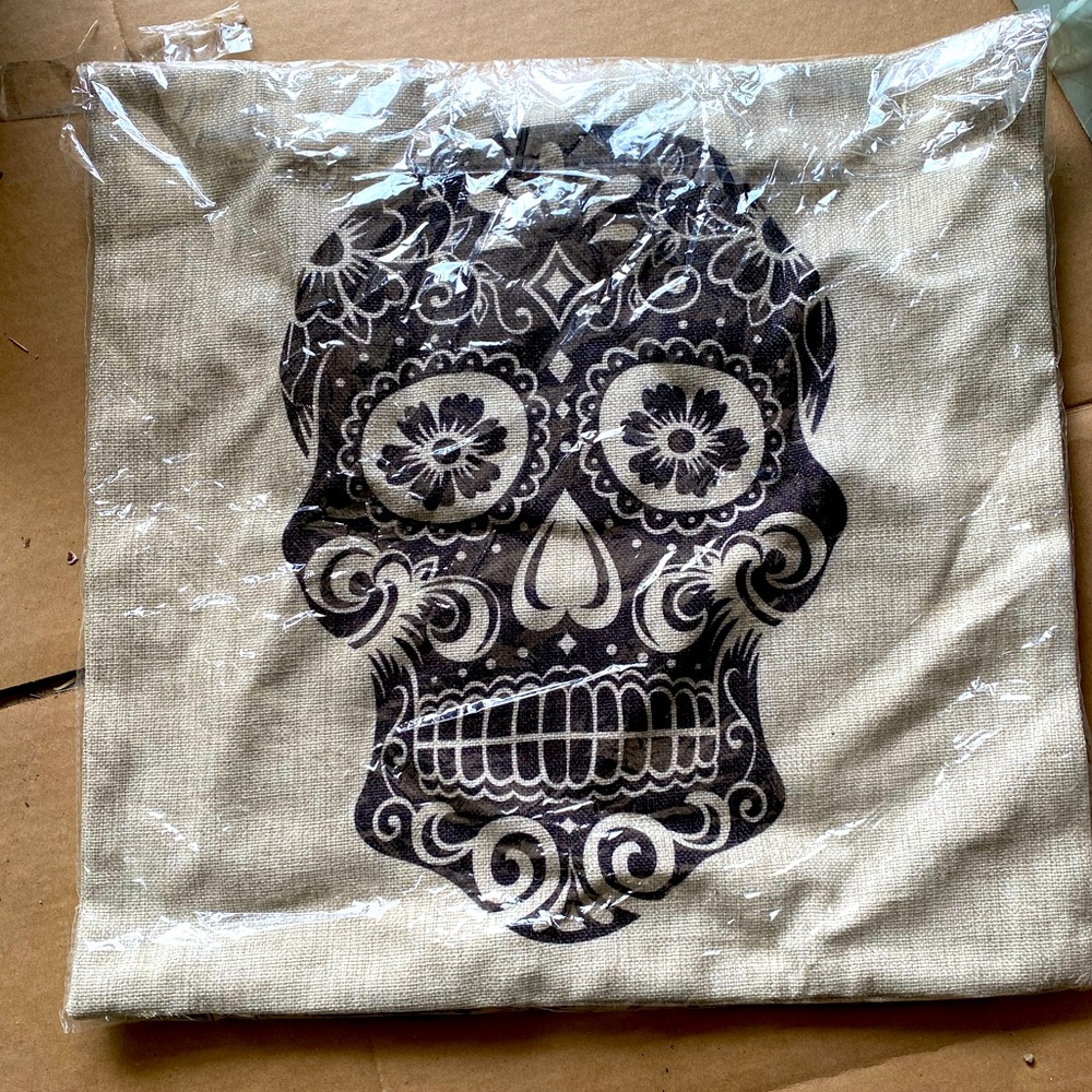Skull pillow cover